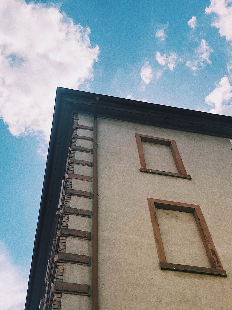 Würzburg, Stadtteil Grombühl: Hier gibt es auffällig viele zugemauerte Fenster. Würzburg, Stadtteil Grombühl: Hier gibt es auffällig viele zugemauerte Fenster.