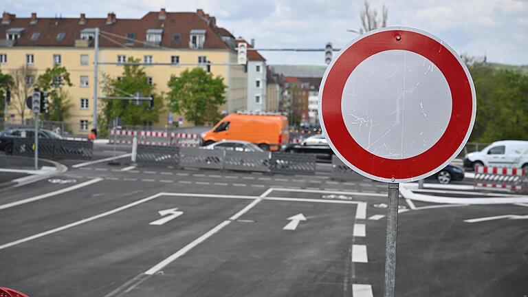 Dieses Schild an der Siligmüllerbrücke im unteren Frauenland in Würzburg ist bald Geschichte. Ihre Eröffnung steht kurz bevor. Dieses Schild an der Siligmüllerbrücke im unteren Frauenland in Würzburg ist bald Geschichte. Ihre Eröffnung steht kurz bevor.