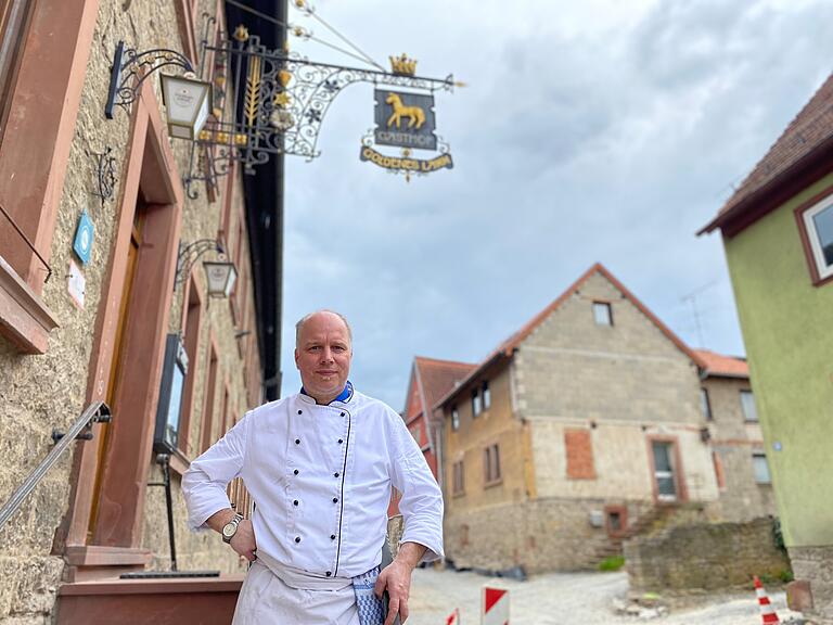 Michael Hüsam ist Inhaber des Goldenen Lamm in Billingshausen. Durch den Ausbau der Ortsdurchfahrt direkt vor seiner Tür finden seine Gäste nicht immer ohne Probleme zu ihm. Michael Hüsam ist Inhaber des Goldenen Lamm in Billingshausen. Durch den Ausbau der Ortsdurchfahrt direkt vor seiner Tür finden seine Gäste nicht immer ohne Probleme zu ihm.