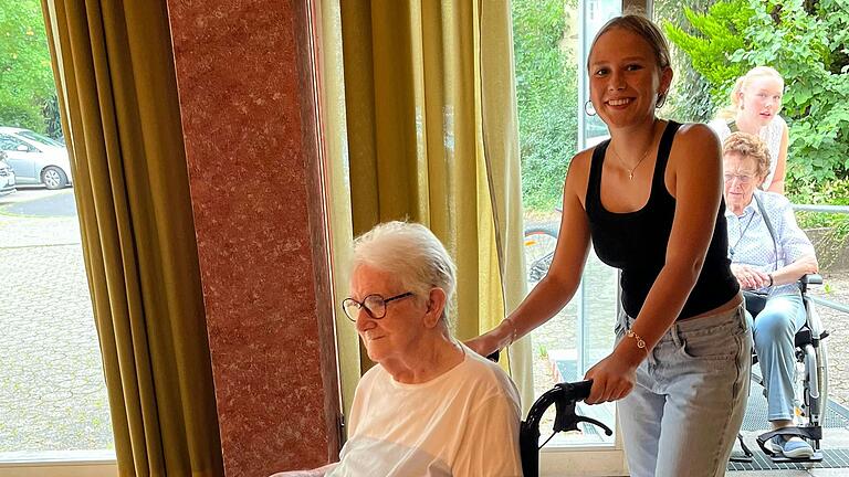 Maxima Sammetinger von der KjG bringt eine Seniorin von St. Elisabeth ins Dekanatszentrum. Maxima Sammetinger von der KjG bringt eine Seniorin von St. Elisabeth ins Dekanatszentrum.