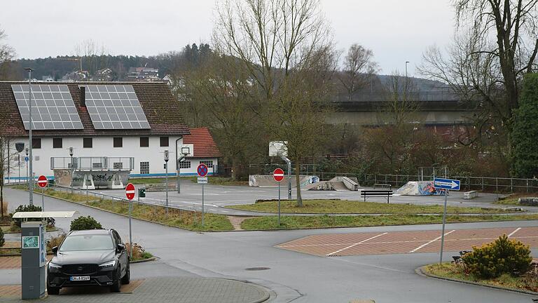 Der Skater- und Verkehrsübungsplatz am Lohrer Freibad wird voraussichtlich in den Jahren 2026 und 2027 für circa 850.000 Euro generalsaniert und neu gestaltet. Das hat der Stadtrat im Grundsatz beschlossen. Der Skater- und Verkehrsübungsplatz am Lohrer Freibad wird voraussichtlich in den Jahren 2026 und 2027 für circa 850.000 Euro generalsaniert und neu gestaltet. Das hat der Stadtrat im Grundsatz beschlossen.