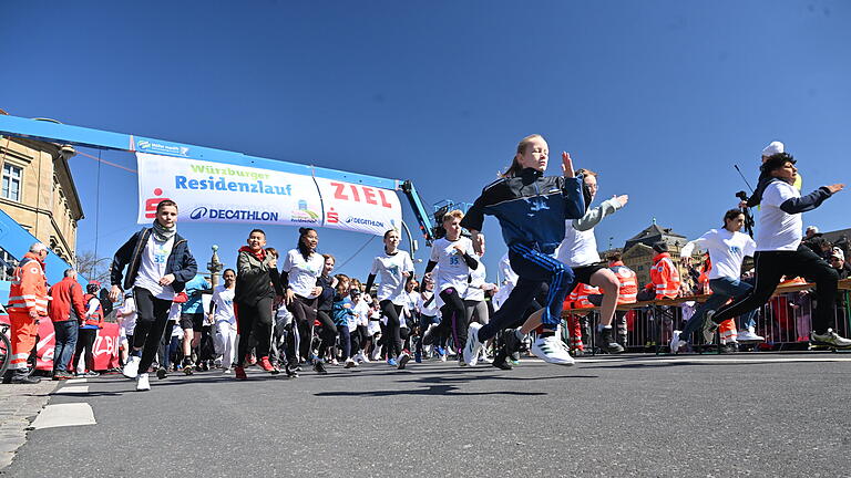 35. Residenzlauf       -  Zahlreiche Kinder und Jugendliche nehmen am Sonntag (06.04.25) beim 35. Residenzlauf in Würzburg am Lauf der Schulen teil. Mehr als 8500 Läuferinnen und Läufer gehen am Sonntag an den Start, darunter fast 5000 Kinder und Jugendliche.