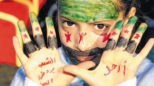 Handzeichen gegen die Gewalt in Syrien: Ein Mädchen bei einer Kundgebung in Kuwait ist in den Farben der syrischen Fahne bemalt. Handzeichen gegen die Gewalt in Syrien: Ein Mädchen bei einer Kundgebung in Kuwait ist in den Farben der syrischen Fahne bemalt.