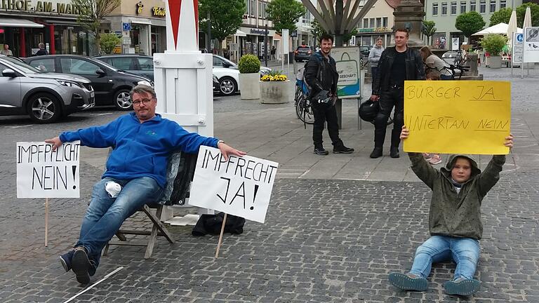 Corona-Beschränkungen und eine mögliche Impflicht waren Themen einer kleinen Demonstration am Samstag auf dem Marktplatz von Bad Neustadt. Rund 15 Teilnehmer hatten sich unter dem Motto 'Für Bürgerrechte und Demokratie' zusammengefunden. Corona-Beschränkungen und eine mögliche Impflicht waren Themen einer kleinen Demonstration am Samstag auf dem Marktplatz von Bad Neustadt. Rund 15 Teilnehmer hatten sich unter dem Motto 'Für Bürgerrechte und Demokratie' zusammengefunden.