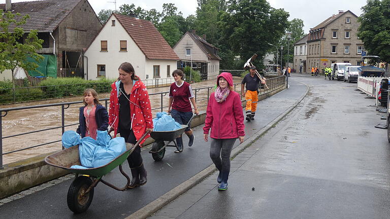 In der Fachwerkstadt Zeil standen Teile der Altstadt unter Wasser. Etwa 120 Einsatzkräfte von Feuerwehr und THW versuchten, dem aus der Altach tretenden Wasser mit Hilfe einer aus Forchheim angerückten  Hochleistungspumpe Herr zu werden.