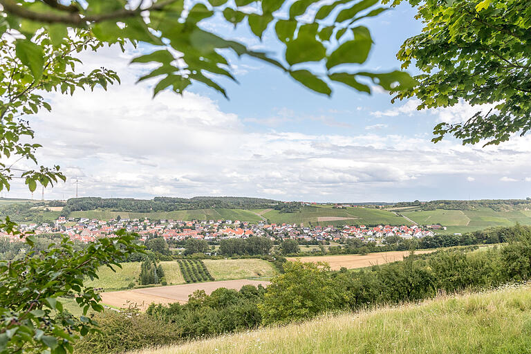 Unterewegs hat man immer wieder einen schönen Ausblick, hier auf Sommerhausen. Unterewegs hat man immer wieder einen schönen Ausblick, hier auf Sommerhausen.