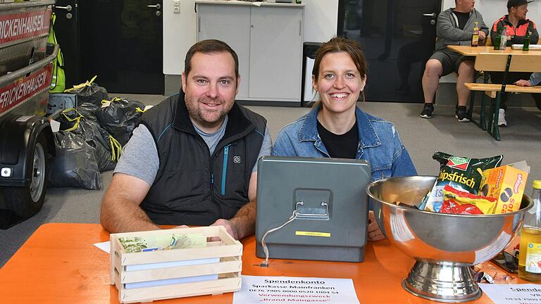 Ivonne Liebler und Thomas Bauswein bei der Spendenaktion. Ivonne Liebler und Thomas Bauswein bei der Spendenaktion.
