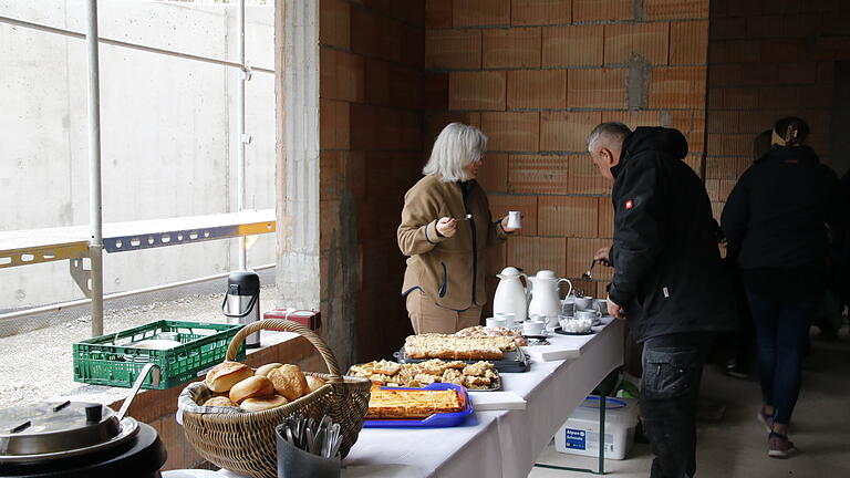 Gulaschsuppe, Kaffee und Kuchen wurden im Rohbau des Gebäudes angeboten. - Gulaschsuppe, Kaffee und Kuchen wurden im Rohbau des Gebäudes angeboten. Gulaschsuppe, Kaffee und Kuchen wurden im Rohbau des Gebäudes angeboten. - Gulaschsuppe, Kaffee und Kuchen wurden im Rohbau des Gebäudes angeboten.