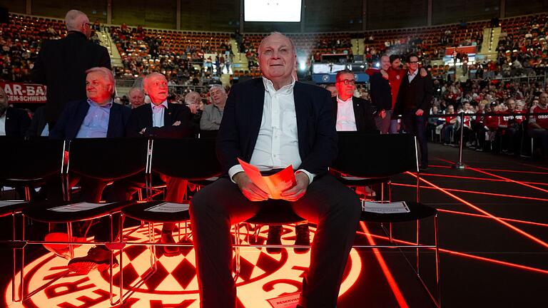Uli Hoeneß - Laut Bayern Münchens Ehrenpräsident Uli Hoeneß ist ein Transfer von Florian Wirtz zum deutschen Rekordmeister derzeit ausgeschlossen. Uli Hoeneß - Laut Bayern Münchens Ehrenpräsident Uli Hoeneß ist ein Transfer von Florian Wirtz zum deutschen Rekordmeister derzeit ausgeschlossen.
