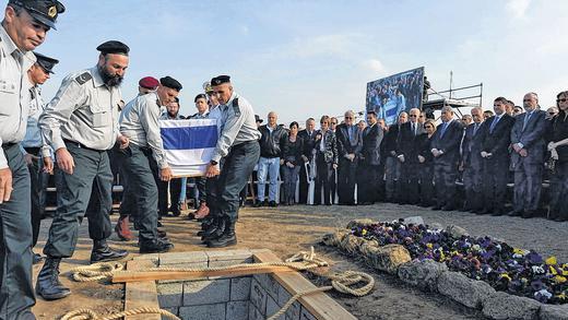Letzte Ruhe für Scharon       -  (dpa)   Der frühere israelische Ministerpräsident Ariel Scharon ist am Montag auf seiner Farm in der Negev-Wüste im Süden Israels beigesetzt worden. Im Beisein von 1500 Gästen aus aller Welt wurde der Politiker und Militär neben seiner im Jahre 2000 gestorbenen Frau Lily begraben. Acht Generäle trugen den in eine blau-weiße Flagge gehüllten Sarg zum Grab. Der 85-Jährige war am Samstag nach acht Jahren Koma gestorben. Am Vormittag hatte die Staatsführung bei einer Gedenkfeier Abschied von Scharon genommen. Für Deutschland nahm Außenminister Frank-Walter Steinmeier an der Trauerfeier teil. Das Begräbnis fand unter strengen Sicherheitsvorkehrungen statt. Scharons Farm liegt in der Nähe der Stadt Sderot unweit des palästinensischen Gazastreifens. Kurz nach dem Begräbnis feuerten militante Palästinenser zwei Mörsergranaten ab, die nahe Sderot einschlugen.