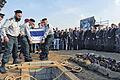 Letzte Ruhe für Scharon       -  (dpa)   Der frühere israelische Ministerpräsident Ariel Scharon ist am Montag auf seiner Farm in der Negev-Wüste im Süden Israels beigesetzt worden. Im Beisein von 1500 Gästen aus aller Welt wurde der Politiker und Militär neben seiner im Jahre 2000 gestorbenen Frau Lily begraben. Acht Generäle trugen den in eine blau-weiße Flagge gehüllten Sarg zum Grab. Der 85-Jährige war am Samstag nach acht Jahren Koma gestorben. Am Vormittag hatte die Staatsführung bei einer Gedenkfeier Abschied von Scharon genommen. Für Deutschland nahm Außenminister Frank-Walter Steinmeier an der Trauerfeier teil. Das Begräbnis fand unter strengen Sicherheitsvorkehrungen statt. Scharons Farm liegt in der Nähe der Stadt Sderot unweit des palästinensischen Gazastreifens. Kurz nach dem Begräbnis feuerten militante Palästinenser zwei Mörsergranaten ab, die nahe Sderot einschlugen.
