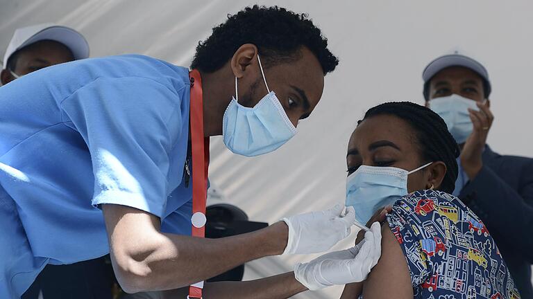 Afrika ist fast als gesamter Kontinent - hier ein Bild aus Äthiopien - von der Impfstoffverteilung nahezu abgeschnitten. Neben der Ungerechtigkeit gibt die Menschheit&nbsp; dem Virus so ein großes Rückzugsgebiet, in dem es Mutationen entwickeln und sich erneut weltweit verbreiten kann.