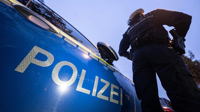 Am Dienstag wurden Polizei und Rettungskräfte an die Berufsschule nach Lohr gerufen. Dort war die Lage ruhig, ein unbeteiligter Berufsschüler zeigte mutmaßlich ohne ersichtlichen Grund den Einsatzkräften den Mittelfinger. (Symbolbild)