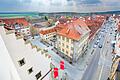 Blick von oben auf das Haßfurter Rathaus, wo Politik und Verwaltung immer sorgsamer auf Einnahmen und Ausgaben schauen müssen.