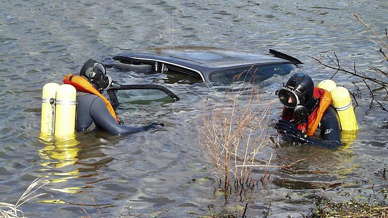 Großaktion in Heidenfeld: Taucher der Bereitschaftspolizei Würzburg bergen den Unfallwagen. Der Fahrer wurde leicht verletzt. An dem Auto entstand Totalschaden.