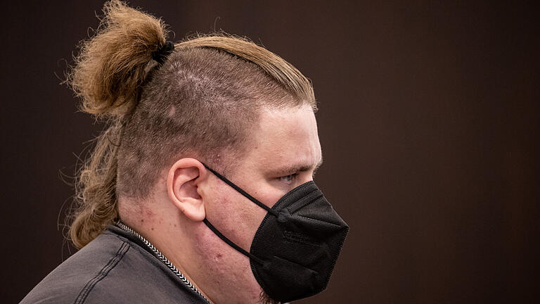 Drachenlord 3 Maske.jpg - 'Drachenlord' Rainer Winkler bei einer Gerichtsverhandlung im Herbst 2021. Drachenlord 3 Maske.jpg - 'Drachenlord' Rainer Winkler bei einer Gerichtsverhandlung im Herbst 2021.