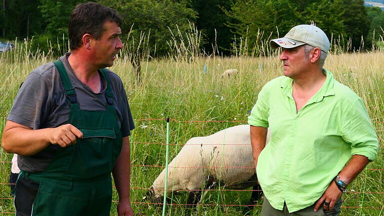 Schafhalter Frank Scharbert (links) spricht sich mit Wikiwolves-Helfer Mike ab, der in der Nacht seine Herde bewachen wird. Schafhalter Frank Scharbert (links) spricht sich mit Wikiwolves-Helfer Mike ab, der in der Nacht seine Herde bewachen wird.