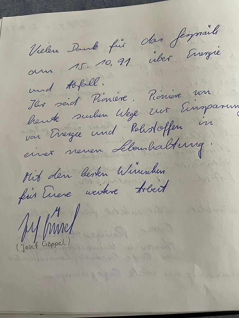 Im Gästebuch findet sich ein Eintrag des CSU-Politikers Josef Göppel, der sich vor allem in der Umweltpolitik stark engagierte und von 1991 bis 2017 den Arbeitskreis 'Umwelt und Landesentwicklung' der CSU leitete. Im Gästebuch findet sich ein Eintrag des CSU-Politikers Josef Göppel, der sich vor allem in der Umweltpolitik stark engagierte und von 1991 bis 2017 den Arbeitskreis 'Umwelt und Landesentwicklung' der CSU leitete.