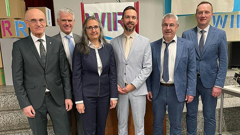 Einführung des neuen Schulleiters der 'Wallburg-Realschule' (von links): Landrat Wilhelm Schneider, Steffen Vogel, Tabinda Plischke, Stefan Greb, Marcus Ramsteiner und Michael Ziegler. Einführung des neuen Schulleiters der 'Wallburg-Realschule' (von links): Landrat Wilhelm Schneider, Steffen Vogel, Tabinda Plischke, Stefan Greb, Marcus Ramsteiner und Michael Ziegler.