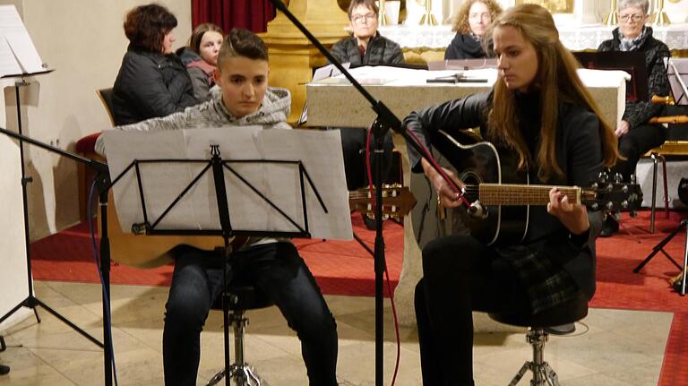 Gitarrist Niklas Döpfner zeigte sein Können unterstützt durch Musiklehrerin Rebecca Ort. Gitarrist Niklas Döpfner zeigte sein Können unterstützt durch Musiklehrerin Rebecca Ort.