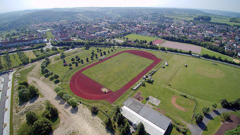Der ehemalige Sportplatz der US-Army, das künftige Sportgelände für die Breitensportmannschaften der Würzburger Kickers. Im Hintergrund ist Gerbrunn. Der ehemalige Sportplatz der US-Army, das künftige Sportgelände für die Breitensportmannschaften der Würzburger Kickers. Im Hintergrund ist Gerbrunn.