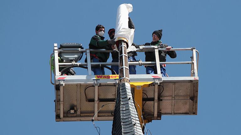Die Handwerker über mehr als 50 Meter Höhe auf der Arbeitsbühne beim Überstülpen des Goldmantels auf den so genannten Kaiserstiel. Die Handwerker über mehr als 50 Meter Höhe auf der Arbeitsbühne beim Überstülpen des Goldmantels auf den so genannten Kaiserstiel.