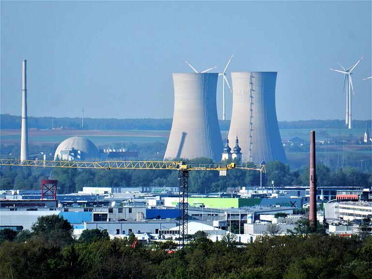 Ihr Anblick ist nur noch bis zum Sommer möglich: Dann werden die Kühltürme des stillgelegten AKW Grafenrheinfeld gesprengt. Ihr Anblick ist nur noch bis zum Sommer möglich: Dann werden die Kühltürme des stillgelegten AKW Grafenrheinfeld gesprengt.
