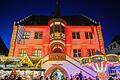 Pretty in Pink? Eine neue Farbe soll das Volkacher Rathaus nicht bekommen, aber neue Fenster und einen neuen Anstrich. Rosarot beleuchtet war es beim Winterzauber.