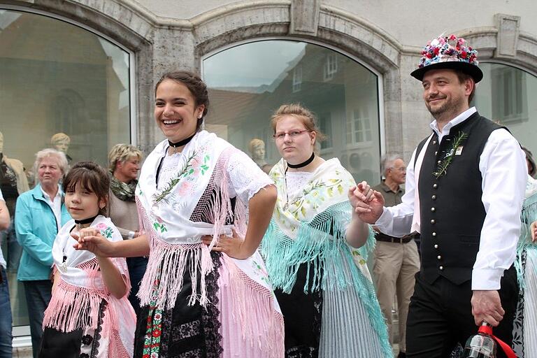 Wiederholung nach zehn Jahren: Nachkommen der Rumänien-Deutschen aus Sankt Martin beim Zug 2014 in ihrer Tracht. Wiederholung nach zehn Jahren: Nachkommen der Rumänien-Deutschen aus Sankt Martin beim Zug 2014 in ihrer Tracht.