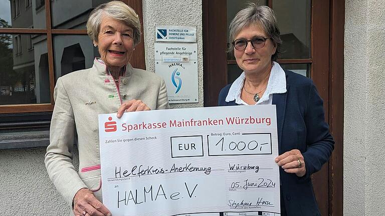 Bei der Spendenüberreichung: Stephanie Horn gemeinsam mit Sabine Seipp