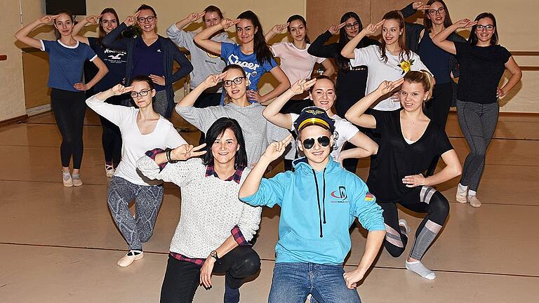 Im Auftrag des Projekts &bdquo;Mainpop kommt!&ldquo; des Bezirks Unterfranken kam die Dozentin Bettina Winkler in die Ballettschule On Point nach Haßfurt, um dort für die Leistungsklasse 3 einen kostenlosen Spezial-Workshop zum Thema &bdquo;Musical&ldquo; zu geben.