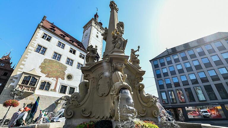 Nach knapp acht Monaten Grundsanierung sprudelt aus den Wasserspeiern des Vierröhrenbrunnens am Rathaus wieder Wasser.