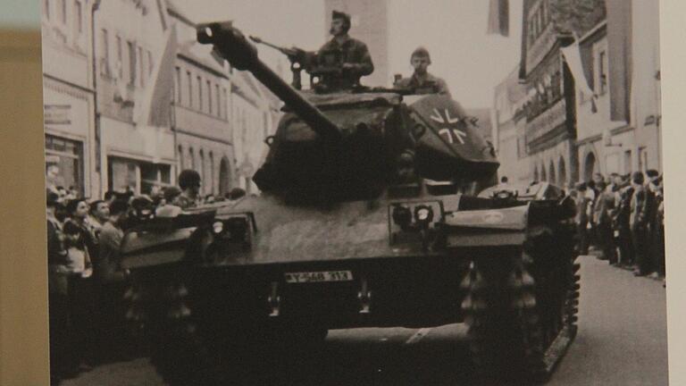 Historische Aufnahme eines Panzer bei der Truppenparade in der Eberner Innenstadt.