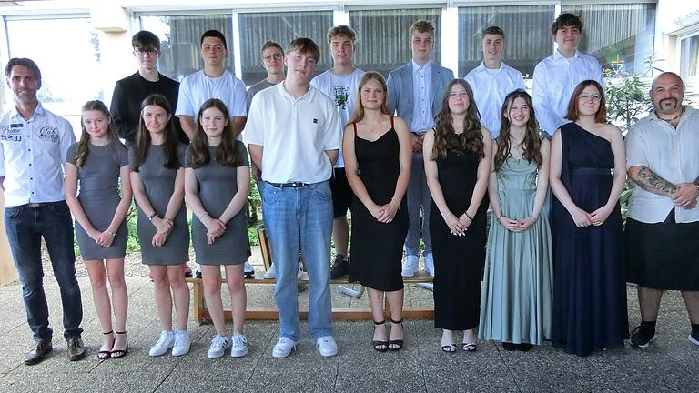 Das Foto zeigt die Absolventen des Qualifizierten Mittelschulabschluss an der Montessori-Schule Münnerstadt mit Klassenleiter Andreas Storch und dem stellvertretenden Klassenleiter Michael von Scheidt. Es fehlt Katharina Kreuzer. Das Foto zeigt die Absolventen des Qualifizierten Mittelschulabschluss an der Montessori-Schule Münnerstadt mit Klassenleiter Andreas Storch und dem stellvertretenden Klassenleiter Michael von Scheidt. Es fehlt Katharina Kreuzer.