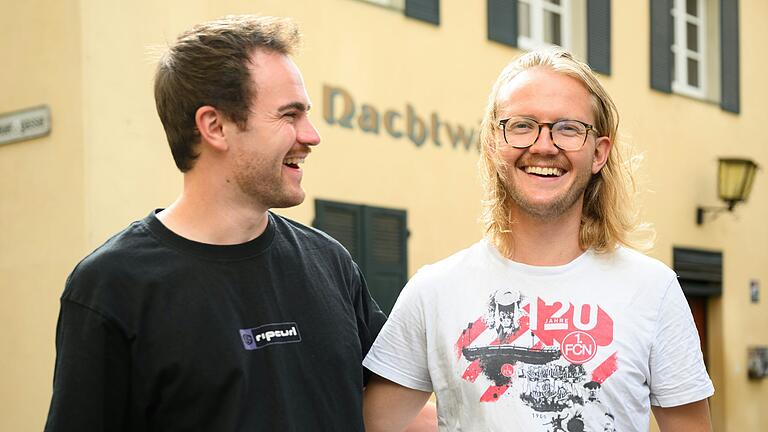 Frederik Heim und Jona Zimpel (rechts) schließen viele Wetten untereinander ab. Eine Wette im Nachtwächter sorgte dafür, dass Zimpel seine Haare lang trägt. Frederik Heim und Jona Zimpel (rechts) schließen viele Wetten untereinander ab. Eine Wette im Nachtwächter sorgte dafür, dass Zimpel seine Haare lang trägt. 