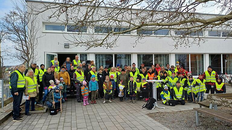 Rund 60 Menschen hatten sich zum „Rama Dama“ am Stadtteilzentrum eingefunden. Rund 60 Menschen hatten sich zum „Rama Dama“ am Stadtteilzentrum eingefunden.