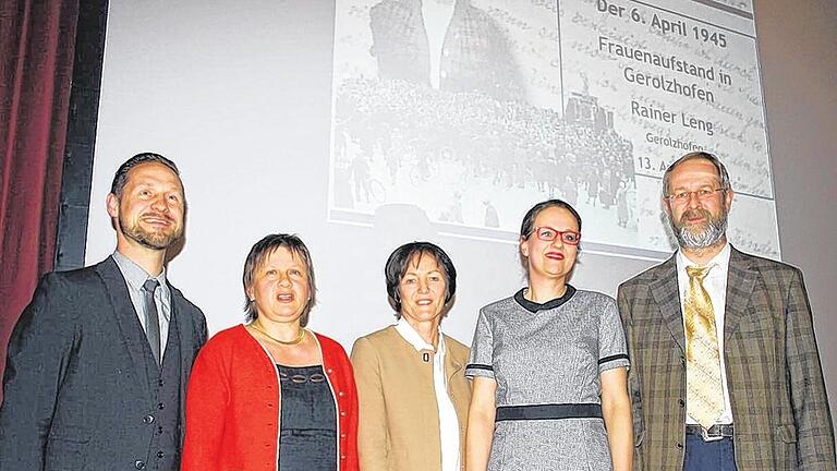 Vorfreude auf „Frl. Schmitt“: Bürgermeister Thorsten Wozniak, die Vorsitzende des Historischen Vereins, Sabine Wolf, stellvertretende Landrätin Christine Bender, Regisseurin Silvia Kirchhof (Kleines Stadttheater) und der Würzburger Geschichtsprofessor Dr. Rainer Leng. Vorfreude auf „Frl. Schmitt“: Bürgermeister Thorsten Wozniak, die Vorsitzende des Historischen Vereins, Sabine Wolf, stellvertretende Landrätin Christine Bender, Regisseurin Silvia Kirchhof (Kleines Stadttheater) und der Würzburger Geschichtsprofessor Dr. Rainer Leng.