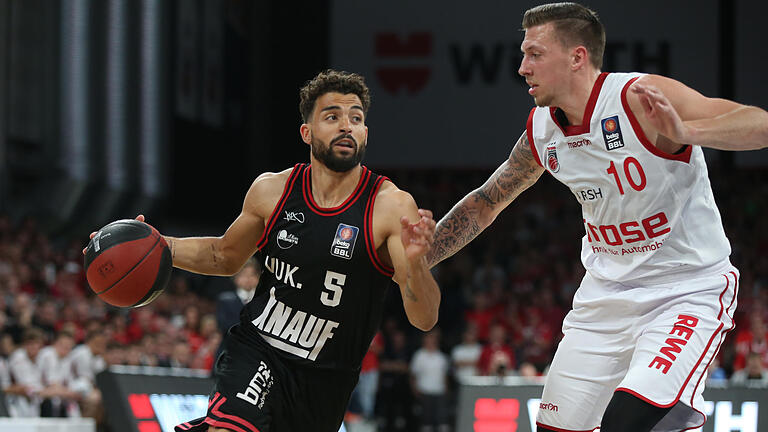 Basketball - Beko BBL - 1.PLayoff - Brose Baskets - s.Oliver Baskets - Bamberg, Brose Arena, 08.05.2016, Basketball - Beko BBL - 1.PLayoff - Brose Baskets - s.Oliver Baskets
Bild: v. lk. Joshiko Saibou (s.Oliver Baskets, #5) und Daniel Theis (Brose Baskets, #10) Basketball - Beko BBL - 1.PLayoff - Brose Baskets - s.Oliver Baskets - Bamberg, Brose Arena, 08.05.2016, Basketball - Beko BBL - 1.PLayoff - Brose Baskets - s.Oliver Baskets
Bild: v. lk. Joshiko Saibou (s.Oliver Baskets, #5) und Daniel Theis (Brose Baskets, #10)