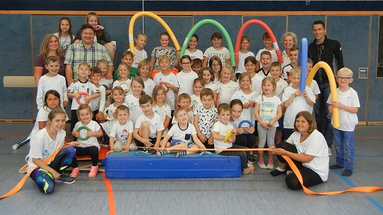 Keine Langeweile in Sicht. Die Kids vom Kinderturnen und DJK Rieden Vorstand Sven Hippeli (hinten rechts) nehmen freudestrahlend die Spenden des Jungen Theater Rieden e.V. und der HeiSaPlan GmbH entgegen. Foto: Roland Cäsar Keine Langeweile in Sicht. Die Kids vom Kinderturnen und DJK Rieden Vorstand Sven Hippeli (hinten rechts) nehmen freudestrahlend die Spenden des Jungen Theater Rieden e.V. und der HeiSaPlan GmbH entgegen. Foto: Roland Cäsar