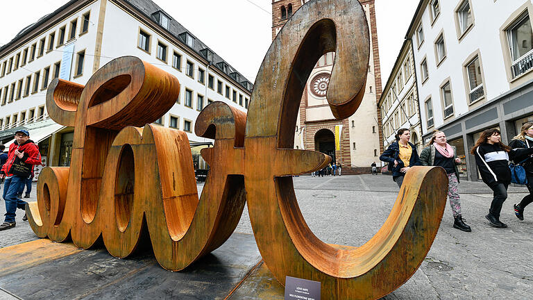 Bekenntnis zu Europa und Aufforderung zur Diskussion: Auf dem Domvorplatz ist zurzeit die Skulptur 'Love Hate' der Künstlerin Mia Florentine Weiss zu sehen. Bekenntnis zu Europa und Aufforderung zur Diskussion: Auf dem Domvorplatz ist zurzeit die Skulptur 'Love Hate' der Künstlerin Mia Florentine Weiss zu sehen.