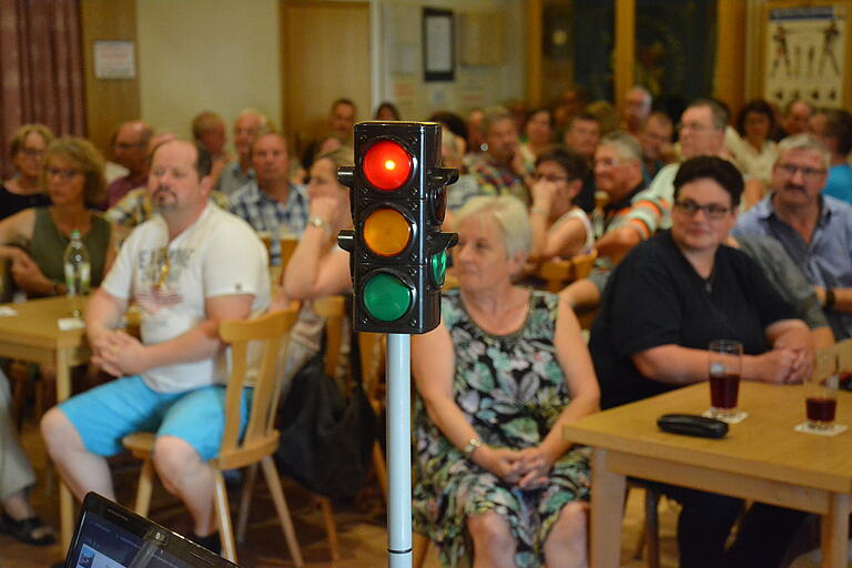 Kein Verständnis für eine Ampel an der Kreuzung Falltorstraße/Königshofer Straße haben die Initiatoren der Bürgerinitiative. Im Schützenhaus erhielten sie große Zustimmung und die Aufforderung, sich auch weiterhin für eine 'Verkehrsberuhigung mit Vernunft' stark zu machen.