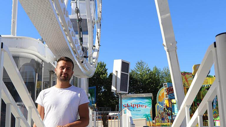 Jeden Morgen kontrollieren Marlon Küchenmeister und seine Mitarbeiter Technik und Sicherheitsmechanismen des Riesenrads. Jeden Morgen kontrollieren Marlon Küchenmeister und seine Mitarbeiter Technik und Sicherheitsmechanismen des Riesenrads.