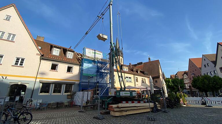 Am Gemündener Marktplatz ist die Kernsanierung des Hauses, in dem sich früher Spielwaren Bauer befand, in vollem Gange.