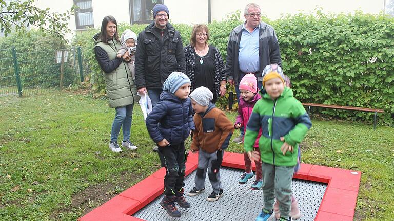 Kinder brauchen Bewegung: Das Bodentrampolin im Kindergarten Hausen ist ein Spielgerät, das die körperliche Koordination stärkt und fördert. Kinder brauchen Bewegung: Das Bodentrampolin im Kindergarten Hausen ist ein Spielgerät, das die körperliche Koordination stärkt und fördert.