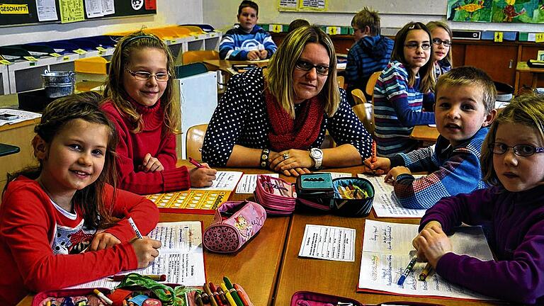 Gemischte Klassen: In der Grundschule Schwebenried werden Schüler der 3. und 4. Jahrgangsstufe gemeinsam unterrichtet. Unser Bild zeigt die Kinder mit Schulleiterin Katharina Krenig. Gemischte Klassen: In der Grundschule Schwebenried werden Schüler der 3. und 4. Jahrgangsstufe gemeinsam unterrichtet. Unser Bild zeigt die Kinder mit Schulleiterin Katharina Krenig.
