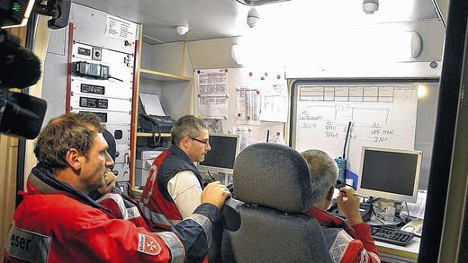 Gas-Alarm in der Innenstadt: Mit Lautsprecherdurchsagen hat die Polizei am Montagabend die Anwohner im Mainviertel gebeten, Fenster und Türen geschlossen zu halten. Ammoniak war aus bisher ungeklärter Ursache an der Eisbahn am Nigglweg ausgetreten. Gas-Alarm in der Innenstadt: Mit Lautsprecherdurchsagen hat die Polizei am Montagabend die Anwohner im Mainviertel gebeten, Fenster und Türen geschlossen zu halten. Ammoniak war aus bisher ungeklärter Ursache an der Eisbahn am Nigglweg ausgetreten.