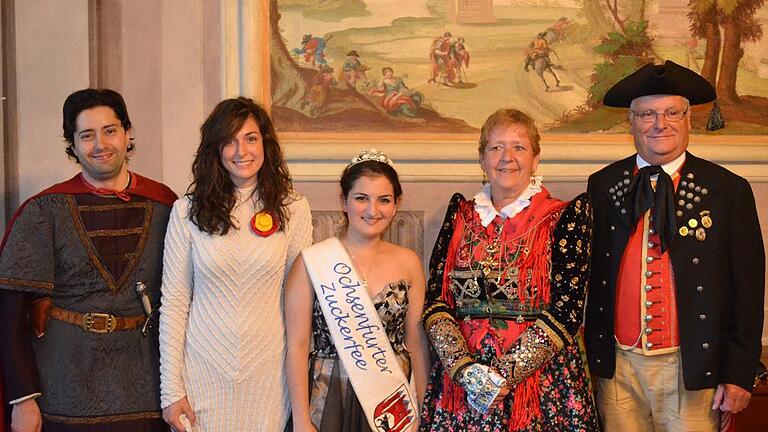 Symbolträchtig: Beim Empfang im historischen Rathaus von Bibbiena (von links) die Symbolfigur Mea mit ihrem Begleiter Prinz Marco, die Ochsenfurter Zuckerfee Selina Sönmez sowie Christa und Ernst Mohr in ihrer Ochsenfurter Gautracht. Symbolträchtig: Beim Empfang im historischen Rathaus von Bibbiena (von links) die Symbolfigur Mea mit ihrem Begleiter Prinz Marco, die Ochsenfurter Zuckerfee Selina Sönmez sowie Christa und Ernst Mohr in ihrer Ochsenfurter Gautracht.