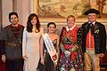 Symbolträchtig: Beim Empfang im historischen Rathaus von Bibbiena (von links) die Symbolfigur Mea mit ihrem Begleiter Prinz Marco, die Ochsenfurter Zuckerfee Selina Sönmez sowie Christa und Ernst Mohr in ihrer Ochsenfurter Gautracht.