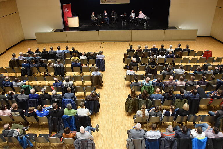 Rund 250 Zuhörer kamen in die Stadthalle, um sich den Massenprotest von vor zehn Jahren, als 840 Stellen bei Siemens gestrichen werden sollten, in Erinnerung zu rufen. Rund 250 Zuhörer kamen in die Stadthalle, um sich den Massenprotest von vor zehn Jahren, als 840 Stellen bei Siemens gestrichen werden sollten, in Erinnerung zu rufen.