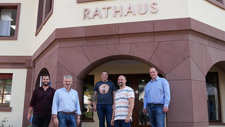 Die Verwaltungsgemeinschaft Burgsinn gratulierte den Geschäftsstellenleitern zu ihren Dienstjubiläen (von links): Personalsachbearbeiter Lukas Eck, Michael Schnall (40 Jahre), Personalrat Sebastian Bechold, Helmut Lutz (25 Jahre) und Gemeinschaftsvorsitzender Bürgermeister Robert Herold.